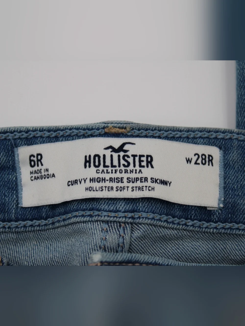 Hollister Light Wash Distressed Skinny Jeans Cutout Knees Size 6R - Picture 2 of 7